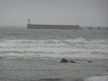 Samedi, vers 16 h, c'était la marée basse mais le vent soufflait fort et la mer était au lartge déjà creusé.