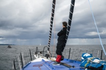 Eric Bellion à l'avant de son Imoca Crédit Photo Yves Quere