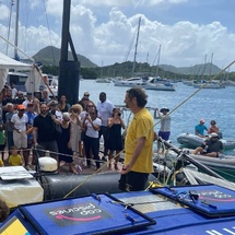 Arnaud Boissière de retour sur la terre ferme à bord de la Mie Caline , après son arrivée en Martinique sous gréement de fortune