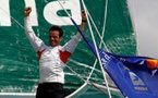 Franck Cammas a franchi le premier la ligne d'arrivée ce mardi au large de Pointe-à-Pitre, en Guadeloupe, sur son trimaran géant Groupama 3.